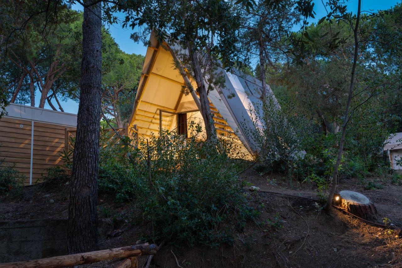 Camping Il Capannino Glamping Village Марина-ди-Биббона Экстерьер фото